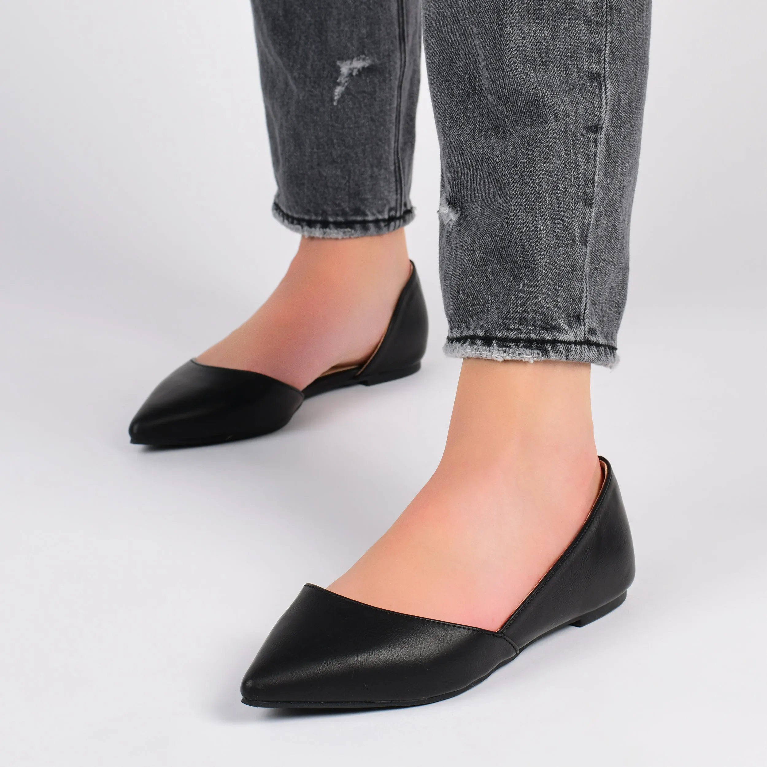 Journee Collection Women's Wide Width Cortni Flat